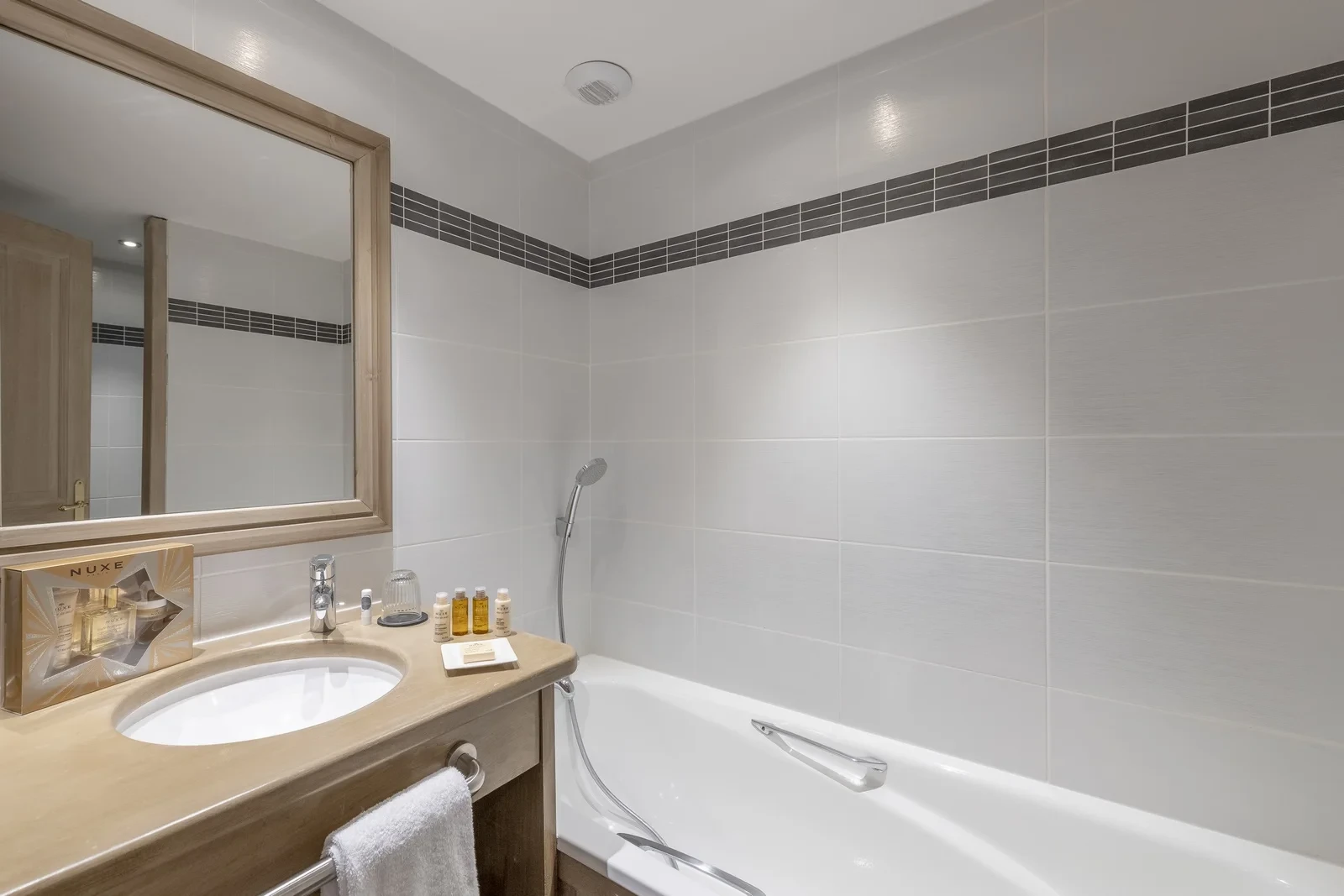 Salle de bain avec baignoire à l’Hôtel La Chaudanne, hôtel 4 étoiles à Méribel.