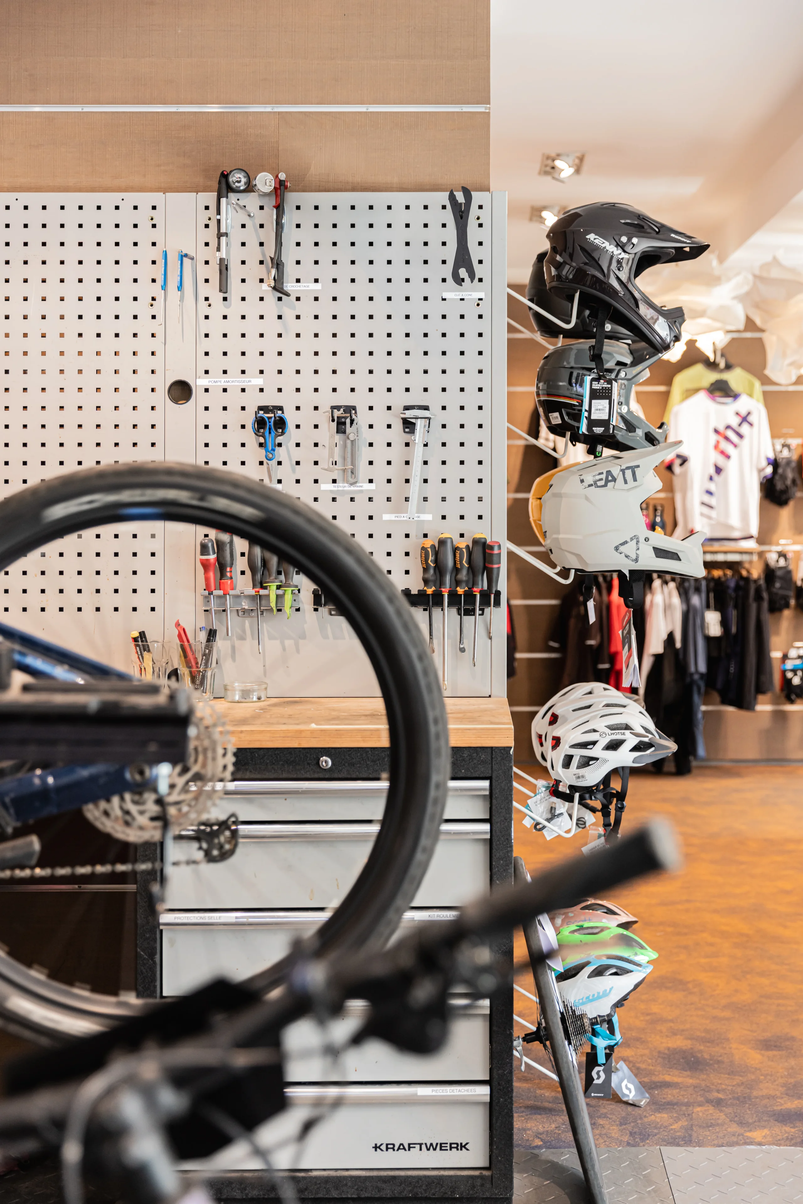 Outils d’atelier et casques au bike shop l’Eskale, pour la location de VTT à Méribel.