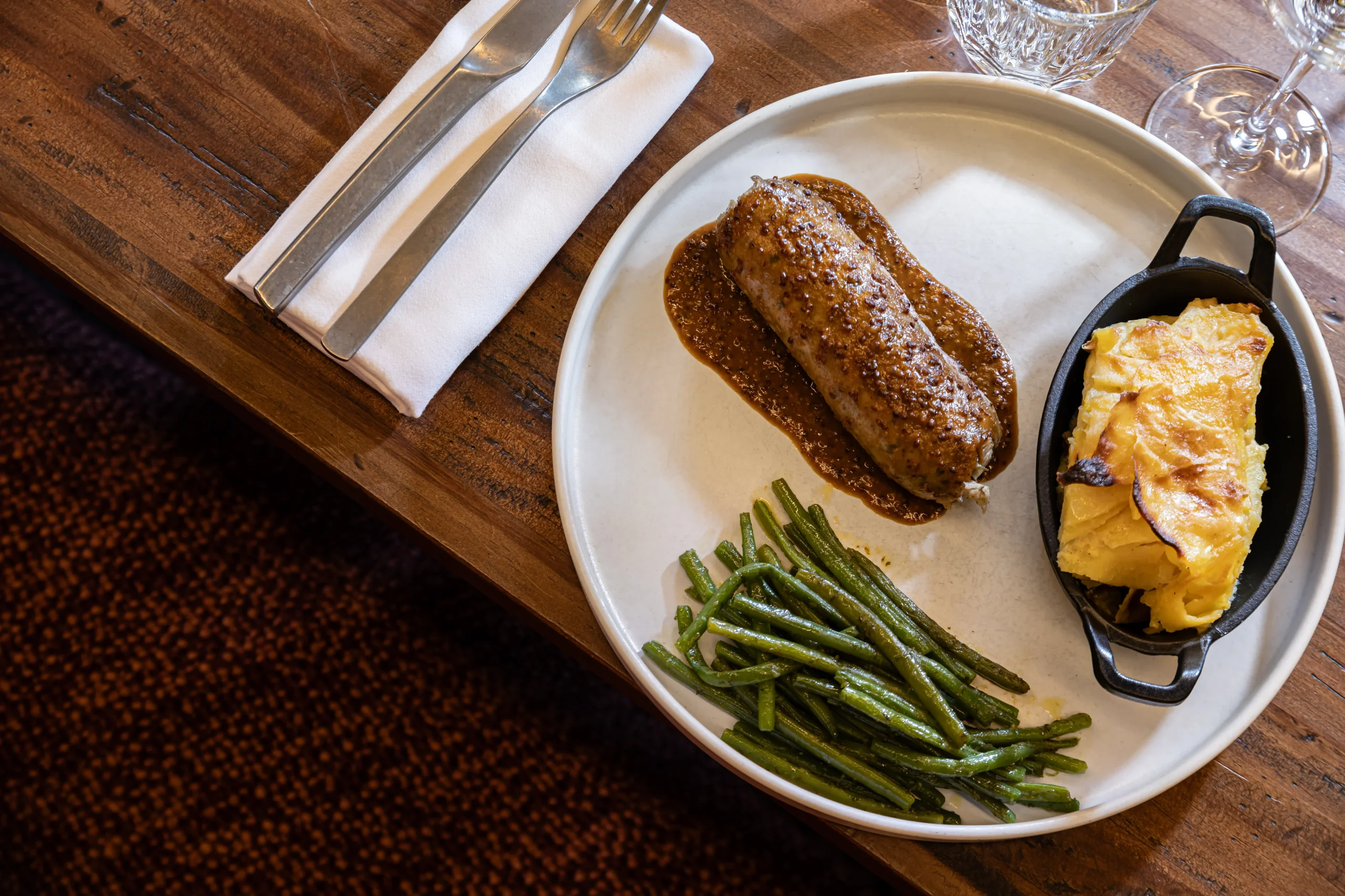 Plat en sauce, haricots verts et gratin de pommes de terre au restaurant de l’Hôtel La Chaudanne, avec bar à Méribel.