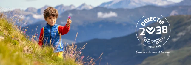 Un enfant tient une fleur en montagne, accompagné du message « Objectif 2038 Méribel — Depuis 1938 — Donnons du cœur à l’avenir ».