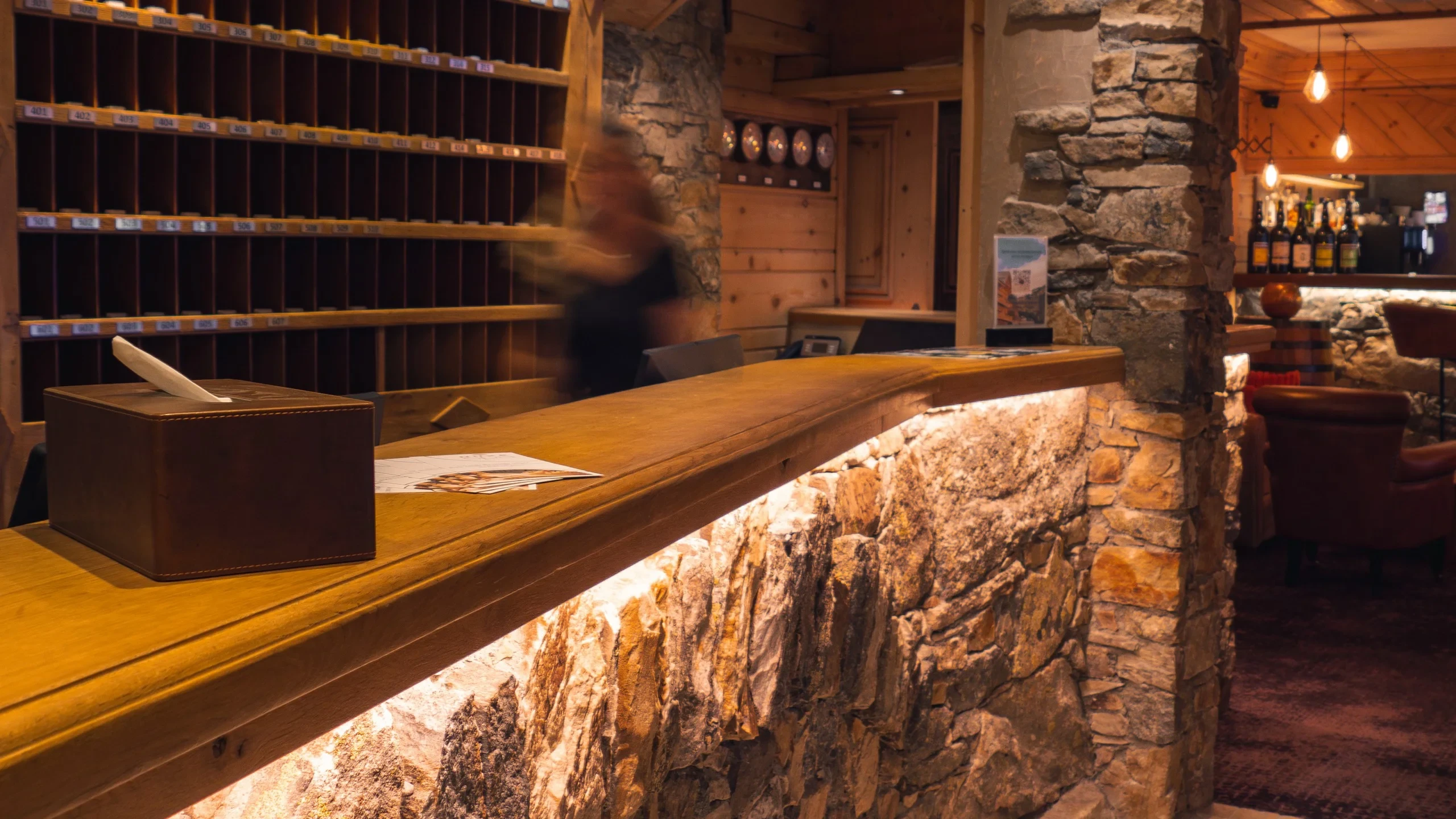 Comptoir en bois et pierre de la réception de l’Hôtel La Chaudanne, hôtel 4 étoiles à Méribel.