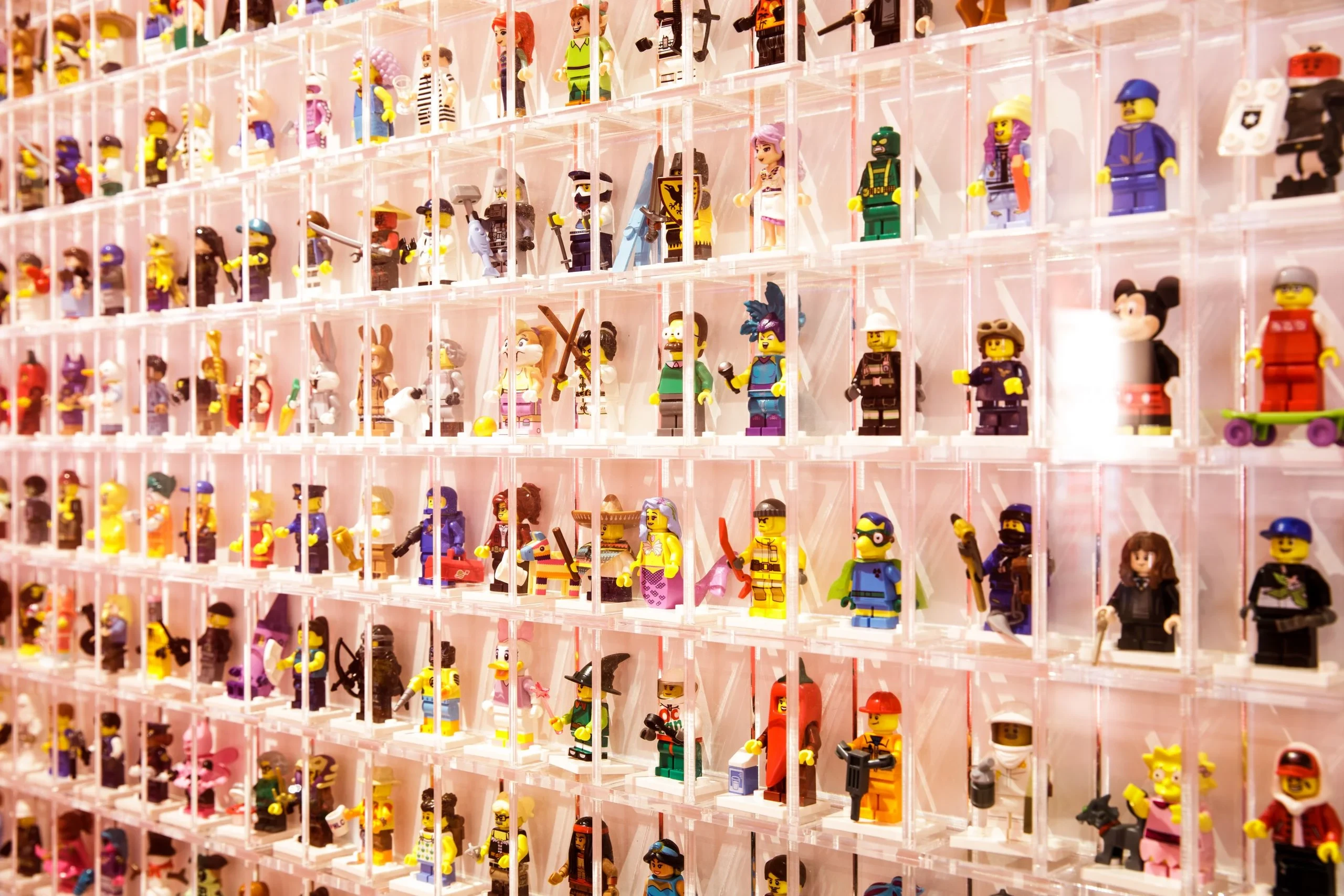 Collection de figurines LEGO exposées dans des cases transparentes au Kid’s Club de l’Hôtel La Chaudanne, hôtel pour la famille à Méribel.