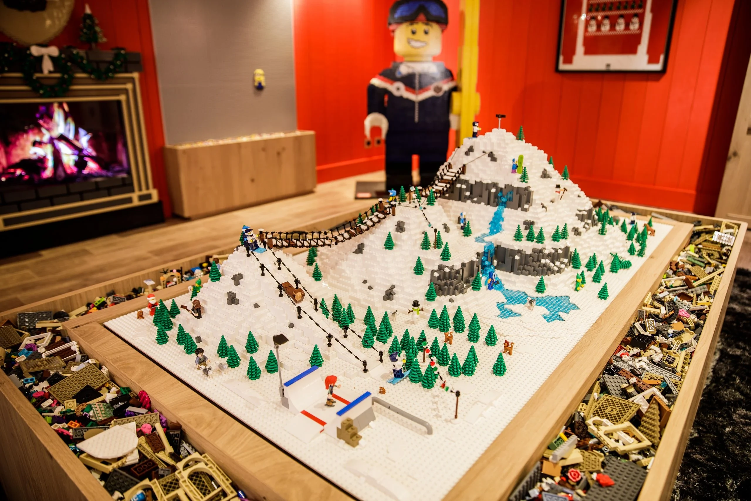 Maquette de montagne enneigée en LEGO au Kid’s Club de l’Hôtel La Chaudanne, hôtel pour un séjour en famille dans les Alpes.