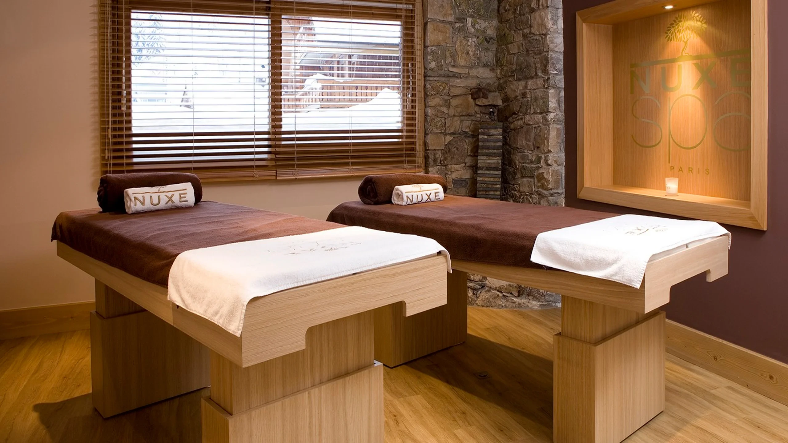 Cabine de soins à deux tables de massage au spa NUXE de l’Hôtel La Chaudanne.