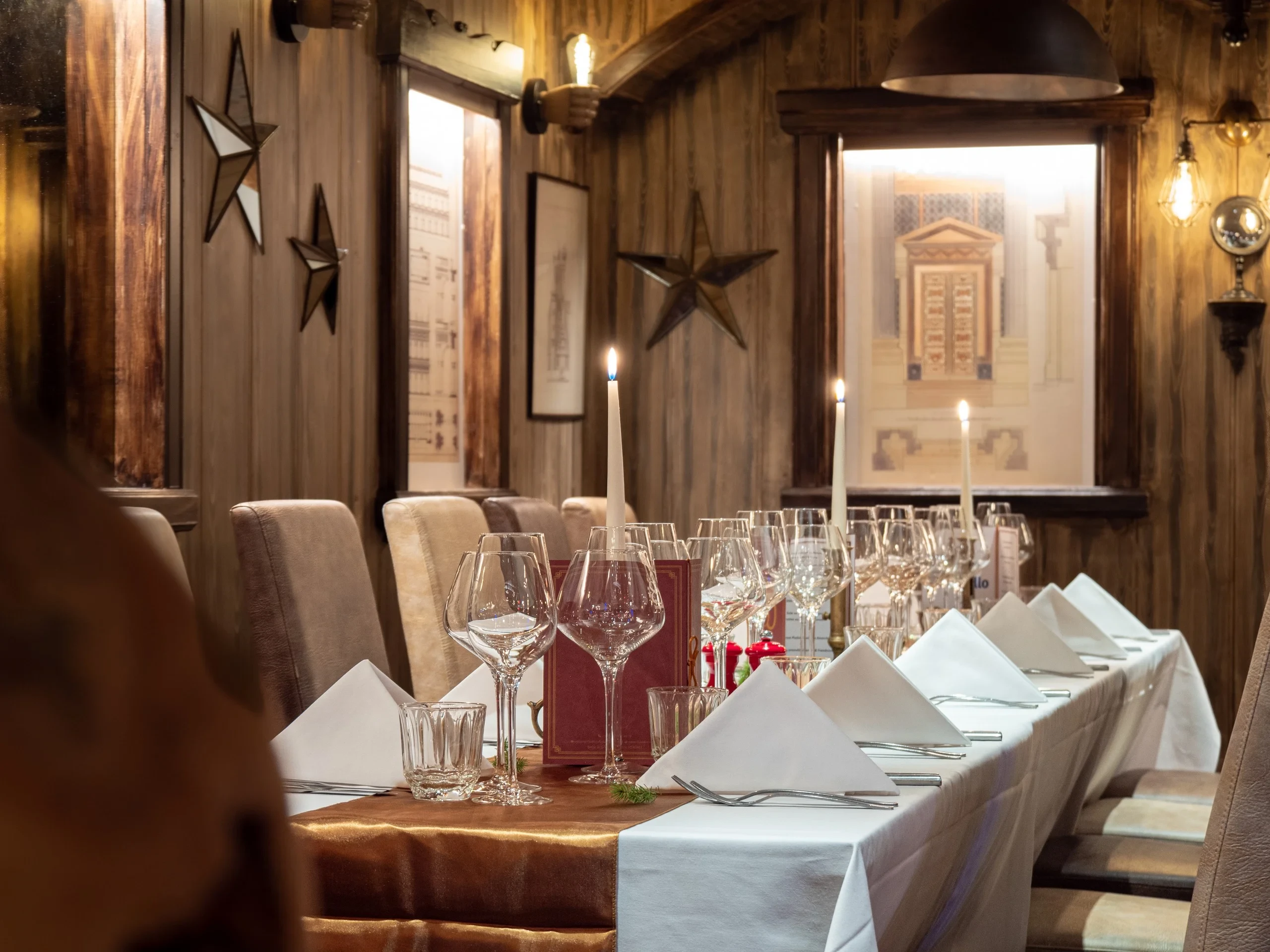 Longue table dressée avec des bougies dans le restaurant de l’Hôtel La Chaudanne, hôtel 4 étoiles à Méribel.